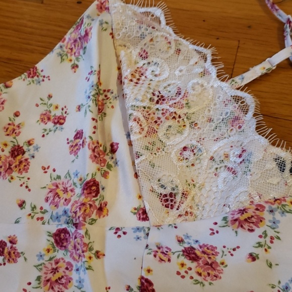 ๐๏ธHOST PICK!!! Guess Floral Rose & Lace Camii Top - Picture 2 of 8